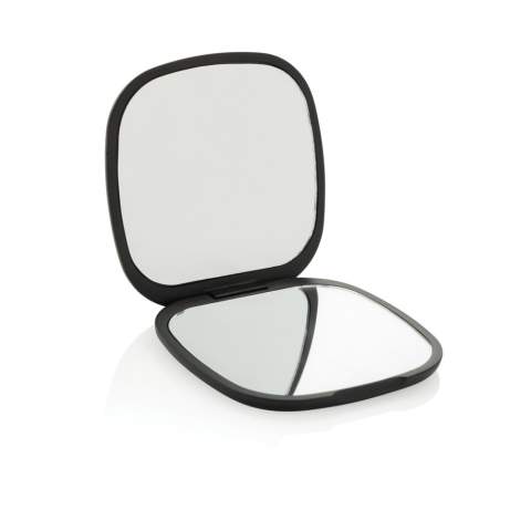 Reflecta is een compacte en stijlvolle zakspiegel, ontworpen om de perfecte reflectie te bieden voor je beautyroutine. Met twee spiegels – een standaardspiegel en een vergrotende spiegel – zorgt Reflecta voor gedetailleerde precisie en een vlekkeloze applicatie, waar je ook bent. Ideaal voor onderweg, deze hoogwaardige spiegel biedt gemak en draagbaarheid zonder batterijen of opladen. Of je nu make-up aanbrengt of snel je make-up bijwerkt, Reflecta biedt helderheid en gemak in een strak, compact ontwerp. Gemaakt van RCS-gecertificeerde gerecyclede materialen, waaronder gerecycled plastic. RCS (Recycled Claim Standard) is een standaard om het gerecyclede gehalte van een product te verifiëren in de gehele toeleveringsketen. Totaal gerecycled gehalte: 46% op basis van het totale artikelgewicht. PVC-vrij.<br /><br />PVC free: true