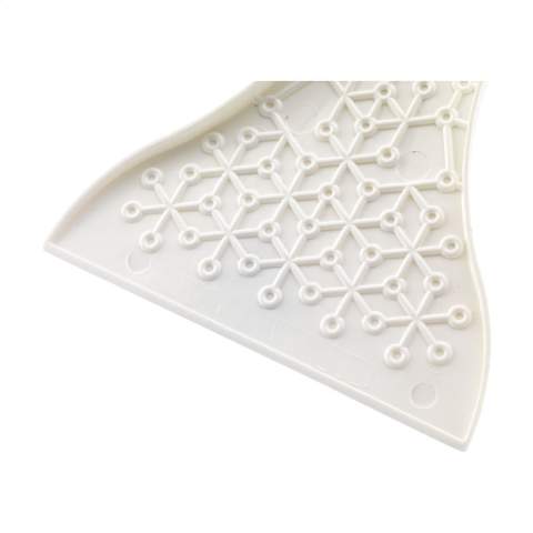 WoW! Ice scraper made from recycled Ocean Bound Plastic from Plastic Bank®. Old bottles and other stray plastic products were used for the material. • With the purchase of this product you support Plastic Bank®.     Plastic Bank® is an international organisation with two main goals. These goals concern us all, reducing poverty and reducing plastic waste in the oceans. Plastic Bank® pays people in developing countries to return plastic waste. This plastic is collected from beaches, rivers, riverbanks, landfills and from the shallow parts of the ocean. This helps prevent plastic waste from polluting the oceans. The collected plastic is sorted, cleaned and processed into granules. New products are then made from these granules and given the Social Plastic® label. Optional: Each item supplied with an individual kraft tag.