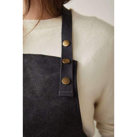 Tablier fabriqué à partir de matériaux recyclés vérifiés à 87 %. Ce tablier élégant constitue un accessoire de cuisine pratique et affiche d'un joli design : pas question de renoncer au style, même lorsque vous faites la cuisine ! Le tablier dispose d'une poche sur le devant et d'un passant pour accrocher des ustensiles ou des torchons, de sorte que vous ayez tout à portée de main quand vous êtes en train de cuisiner.  Le tour de cou du tablier est souple et ajustable, pour plus de confort. Fabriqué avec des matériaux recyclés certifiés GRS. La certification GRS garantit une chaîne d'approvisionnement entièrement certifiée pour les matériaux recyclés. Contenu recyclé sur la base du poids total de l'article. Ce produit contient 87% de coton/polyester recyclé.