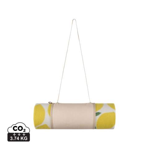 Améliorez vos aventures en plein air avec cette couverture de pique-nique en PET recyclé certifiée GRS. Elle est composée d'une surface molletonnée douce avec un motif citron vivant et d'un support PEVA hydrofuge pratique. Grâce à son rabat en toile de coton et à sa longue poignée, la couverture est facile à plier et à transporter. Elle est parfaite pour la plage ou le parc. Certifiée par GRS (Global Recycled Standard), la certification GRS garantit que l'ensemble de la chaîne d'approvisionnement des matériaux recyclés est certifiée. Le contenu recyclé total est basé sur le poids total du produit. Ce produit contient 51 % de PET recyclé certifié GRS.