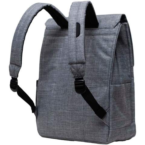 Ce sac à dos épuré est doté de poches pour organiser les outils de travail et d'un profil élégant qui se faufile aisément sur les trottoirs très fréquentés et les métros bondés. Le sac à dos est fabriqué à partir de tissu et de doublure EcoSystem™ 600D, tous deux fabriqués à partir de bouteilles d'eau post-consommation 100 % recyclées. Il est doté d'une pochette flottante rembourrée pouvant accueillir un ordinateur portable de 13''/14'', d'une sangle avec fermeture magnétique et boucle à ardillon en métal, de bretelles rembourrées en EVA, d'une poche avant sur la manche et d'une poche pour bouteille d'eau qui s'agrandit pour s'adapter à différentes tailles. Capacité : 16 litres.