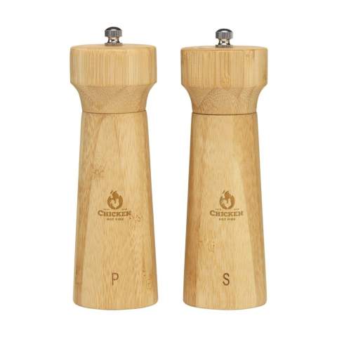 Eigentijds peper-en-zoutstel van het merk Wooosh. Gemaakt van FSC 100% gecertificeerd bamboe. Zowel de peper- als de zoutmolen zijn uitgerust met een keramisch maalwerk voor langdurig en efficiënt gebruik. Beide molens zijn navulbaar en worden geleverd met een stijlvol bamboeplateau dat zorgt voor een nette presentatie op tafel. Deze set combineert functionaliteit met een moderne uitstraling, perfect voor gebruik in horeca of als smaakvolle aanvulling in de keuken. Per set verpakt.
