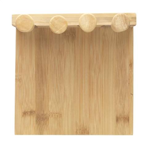 Kaasplank van FSC 100% gecertificeerd bamboe. Met messenhouder voorzien van een magneetstrip. Incl. 3 kaasmessen en 1 kaasprikker. Bamboe is een natuurlijk materiaal. Hierdoor kan de kleur per product variëren. Per set in doos.