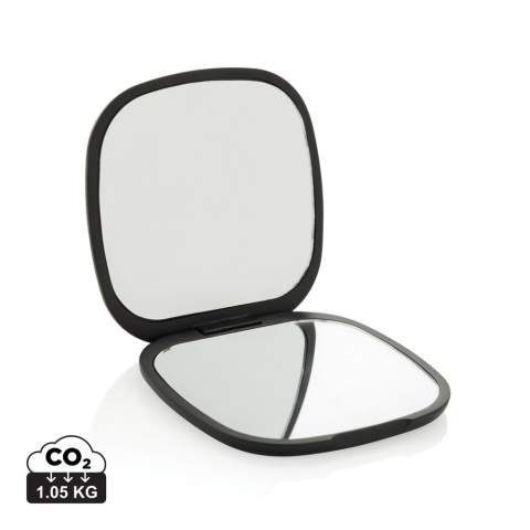Reflecta is een compacte en stijlvolle zakspiegel, ontworpen om de perfecte reflectie te bieden voor je beautyroutine. Met twee spiegels – een standaardspiegel en een vergrotende spiegel – zorgt Reflecta voor gedetailleerde precisie en een vlekkeloze applicatie, waar je ook bent. Ideaal voor onderweg, deze hoogwaardige spiegel biedt gemak en draagbaarheid zonder batterijen of opladen. Of je nu make-up aanbrengt of snel je make-up bijwerkt, Reflecta biedt helderheid en gemak in een strak, compact ontwerp. Gemaakt van RCS-gecertificeerde gerecyclede materialen, waaronder gerecycled plastic. RCS (Recycled Claim Standard) is een standaard om het gerecyclede gehalte van een product te verifiëren in de gehele toeleveringsketen. Totaal gerecycled gehalte: 46% op basis van het totale artikelgewicht. PVC-vrij.<br /><br />PVC free: true