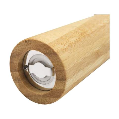 Eigentijds peper-en-zoutstel van het merk Wooosh. Gemaakt van FSC 100% gecertificeerd bamboe. Zowel de peper- als de zoutmolen zijn uitgerust met een keramisch maalwerk voor langdurig en efficiënt gebruik. Beide molens zijn navulbaar en worden geleverd met een stijlvol bamboeplateau dat zorgt voor een nette presentatie op tafel. Deze set combineert functionaliteit met een moderne uitstraling, perfect voor gebruik in horeca of als smaakvolle aanvulling in de keuken. Per set verpakt.