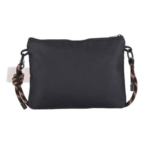 Cette petite pochette est idéale pour téléphone, clés, portefeuille et accessoires. La sangle en paracorde ajoute une touche moderne et garantit la portabilité. Grâce à la languette incluse, elle peut se transformer en lanière de téléphone pour plus de commodité.