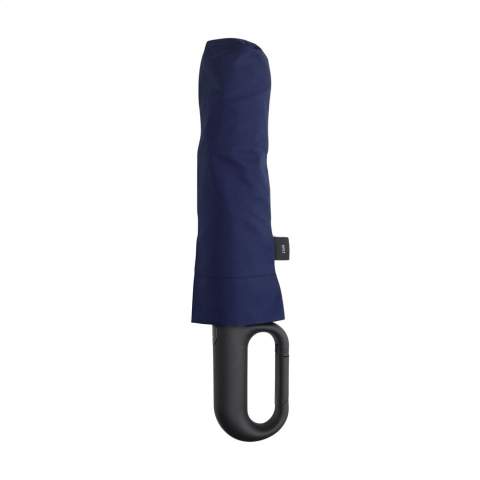 WoW! Parapluie à ouverture et fermeture automatique avec une toile en polyester pongé RPET 190T et une confortable poignée en plastique en forme de mousqueton. Cette poignée permet d'accrocher facilement le parapluie à un sac à dos, par exemple. Diamètre de la toile de 97 cm, mannche en métal, cadre en fibre de verre, fermeture velcro et housse. Fonctionnement manuel. Dim. plié : Ø 7 x 6 x 33 cm. Certifié RCS. Matière recyclée totale : 15%.