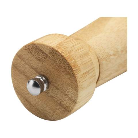 Eigentijds peper-en-zoutstel van het merk Wooosh. Gemaakt van FSC 100% gecertificeerd bamboe. Zowel de peper- als de zoutmolen zijn uitgerust met een keramisch maalwerk voor langdurig en efficiënt gebruik. Beide molens zijn navulbaar en worden geleverd met een stijlvol bamboeplateau dat zorgt voor een nette presentatie op tafel. Deze set combineert functionaliteit met een moderne uitstraling, perfect voor gebruik in horeca of als smaakvolle aanvulling in de keuken. Per set verpakt.