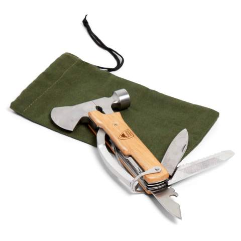 Un multi-outil pratique, conçu pour les déplacements, à l'intérieur comme à l'extérieur. Contient des pinces et des pinces à bec, un marteau, une petite hache, des couteaux, des limes à ongles, des tournevis (à tête plate) et un ouvre-boîte. Il est livré avec une pochette en toile et emballé dans une boîte cadeau. Les produits Orrefors Hunting sont des produits de qualité, solides et robustes, que vous pouvez utiliser partout et à tout moment.