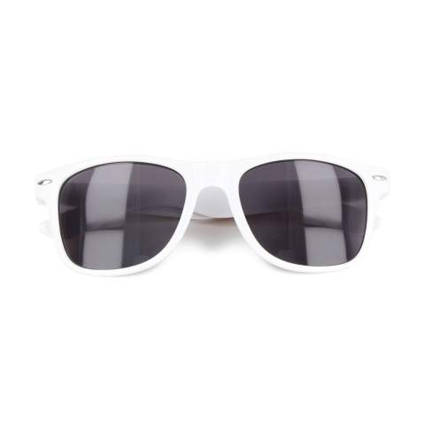 Peppen Sie Ihren Look mit unserer Wayfarer-Sonnenbrille mit einem Hauch von Natur auf. Mit einem Rahmen aus 100 % recyceltem PC und einer eleganten Korkeinlage definiert sie den Öko-Schick neu. Stil trifft auf Nachhaltigkeit - schmücken Sie Ihre Augen verantwortungsbewusst. Polycarbonat (PC) ist äußerst nachhaltig. Es ist ein Hartplastik, das eine lange Lebensdauer hat. Er kann auch erhitzt und dann neu geformt und wiederverwendet werden, was ihn recycelbar macht.