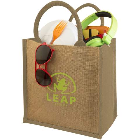 Le sac fourre-tout Chennai est le partenaire idéal pour les sorties au parc, à la plage ou à l'épicerie. Avec son matériau en jute, il constitue un choix durable. Le sac est doté d'un compartiment ouvert et d'un soufflet laminé, ce qui le rend idéal pour transporter des articles lourds. Les poignées en coton garantissent une bonne et confortable prise en main. De plus, la fermeture auto-agrippante assure que tous les effets personnels restent en sécurité. Fabriqué en Inde et certifié OEKO-Tex. Résistance jusqu'à un poids de 10 kg.