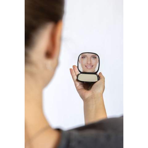 Reflecta is een compacte en stijlvolle zakspiegel, ontworpen om de perfecte reflectie te bieden voor je beautyroutine. Met twee spiegels – een standaardspiegel en een vergrotende spiegel – zorgt Reflecta voor gedetailleerde precisie en een vlekkeloze applicatie, waar je ook bent. Ideaal voor onderweg, deze hoogwaardige spiegel biedt gemak en draagbaarheid zonder batterijen of opladen. Of je nu make-up aanbrengt of snel je make-up bijwerkt, Reflecta biedt helderheid en gemak in een strak, compact ontwerp. Gemaakt van RCS-gecertificeerde gerecyclede materialen, waaronder gerecycled plastic. RCS (Recycled Claim Standard) is een standaard om het gerecyclede gehalte van een product te verifiëren in de gehele toeleveringsketen. Totaal gerecycled gehalte: 46% op basis van het totale artikelgewicht. PVC-vrij.<br /><br />PVC free: true