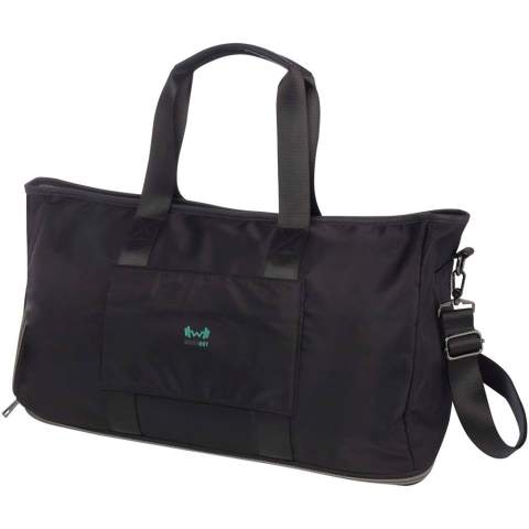 Le sac de voyage extensible Rhine se transforme sans effort et avec style en diverses occasions grâce à son design épuré et à sa polyvalence. Fabriqué avec du nylon recyclé de haute qualité certifié GRS, une doublure souple en RPET et des éléments en cuir PU de première qualité. Le sac de voyage comporte un compartiment principal spacieux avec une grande poche en TPU étanche, deux poches, un compartiment dédié aux chaussures, une poche cachée sécurisée au dos (faisant office de sangle de trolley), et des bretelles détachables qui peuvent être ajustées pour un confort maximal. Ce qui distingue vraiment ce sac de voyage, c'est sa couche extensible, qui peut atteindre une capacité de 42 litres. Capacité : 35-42 litres. Capacité de charge maximale de 20 kg. Sans PVC.