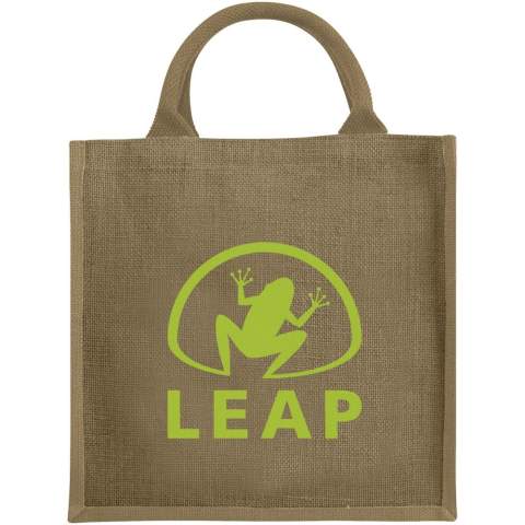 Le sac fourre-tout Chennai est le partenaire idéal pour les sorties au parc, à la plage ou à l'épicerie. Avec son matériau en jute, il constitue un choix durable. Le sac est doté d'un compartiment ouvert et d'un soufflet laminé, ce qui le rend idéal pour transporter des articles lourds. Les poignées en coton garantissent une bonne et confortable prise en main. De plus, la fermeture auto-agrippante assure que tous les effets personnels restent en sécurité. Fabriqué en Inde et certifié OEKO-Tex. Résistance jusqu'à un poids de 10 kg.