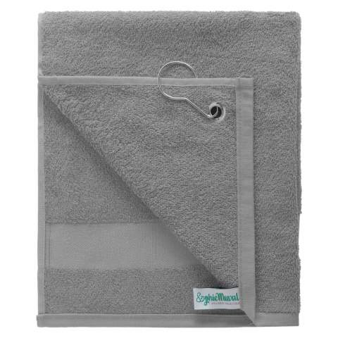 Deze handige Sophie Muval Golfhanddoek met clip is te voorzien van een borduring of zeefdruk. De handdoek heeft een band 55x30cm en een grammage van 450 gr/m2. 