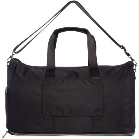 Le sac de voyage extensible Rhine se transforme sans effort et avec style en diverses occasions grâce à son design épuré et à sa polyvalence. Fabriqué avec du nylon recyclé de haute qualité certifié GRS, une doublure souple en RPET et des éléments en cuir PU de première qualité. Le sac de voyage comporte un compartiment principal spacieux avec une grande poche en TPU étanche, deux poches, un compartiment dédié aux chaussures, une poche cachée sécurisée au dos (faisant office de sangle de trolley), et des bretelles détachables qui peuvent être ajustées pour un confort maximal. Ce qui distingue vraiment ce sac de voyage, c'est sa couche extensible, qui peut atteindre une capacité de 42 litres. Capacité : 35-42 litres. Capacité de charge maximale de 20 kg. Sans PVC.