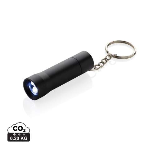 Torche de poche à 3 LED fabriquée en aluminium recyclé RCS. Contenu recyclé total : 50 % sur la base du poids total de l'article. La certification RCS garantit une chaîne d'approvisionnement entièrement certifiée pour les matériaux recyclés. Avec 15 lumens qui permettent une autonomie de 6 heures avec un jeu de piles (incluses) Avec porte-clés. Distance du faisceau : 3 mètres. Emballée dans un emballage kraft FSC® mix.<br /><br />Lightsource: LED<br />LightsourceQty: 1<br />PVC free: true