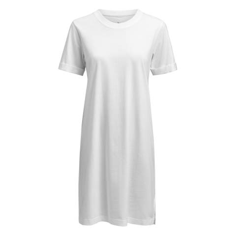 BESCHIKBAAR VANAF BEGIN MAART!<br />Casual chic, een American T-Shirt jurk, ontworpen voor een easygoing maar stijlvolle look. Gemaakt van 100% gekamd organisch katoen. Met een ronde halslijn en stijlvolle omgeslagen mouwen, biedt deze jurk een relaxe vibe die perfect is om elke dag te dragen. De  split aan de linkerkant voegt een vleugje beweging en moderne flair toe.