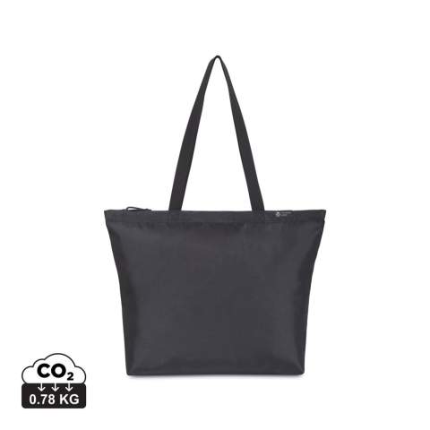 Sac tote classique, moderne et durable en utilisant du tissu recyclé et des sangles fabriquées à partir de bouteilles en plastique recyclées. Ouverture zippée vers le grand compartiment principal. Pochette intérieure pour ranger votre bouteille d'eau. Disponible des deux côtés de l'Atlantique. Cet article est également proposé par Gemline pour les clients des États-Unis et du Canada.<br /><br />PVC free: true