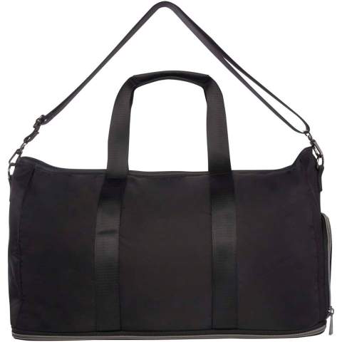 Le sac de voyage extensible Rhine se transforme sans effort et avec style en diverses occasions grâce à son design épuré et à sa polyvalence. Fabriqué avec du nylon recyclé de haute qualité certifié GRS, une doublure souple en RPET et des éléments en cuir PU de première qualité. Le sac de voyage comporte un compartiment principal spacieux avec une grande poche en TPU étanche, deux poches, un compartiment dédié aux chaussures, une poche cachée sécurisée au dos (faisant office de sangle de trolley), et des bretelles détachables qui peuvent être ajustées pour un confort maximal. Ce qui distingue vraiment ce sac de voyage, c'est sa couche extensible, qui peut atteindre une capacité de 42 litres. Capacité : 35-42 litres. Capacité de charge maximale de 20 kg. Sans PVC.
