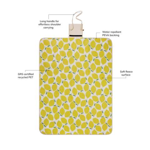 Améliorez vos aventures en plein air avec cette couverture de pique-nique en PET recyclé certifiée GRS. Elle est composée d'une surface molletonnée douce avec un motif citron vivant et d'un support PEVA hydrofuge pratique. Grâce à son rabat en toile de coton et à sa longue poignée, la couverture est facile à plier et à transporter. Elle est parfaite pour la plage ou le parc. Certifiée par GRS (Global Recycled Standard), la certification GRS garantit que l'ensemble de la chaîne d'approvisionnement des matériaux recyclés est certifiée. Le contenu recyclé total est basé sur le poids total du produit. Ce produit contient 51 % de PET recyclé certifié GRS.
