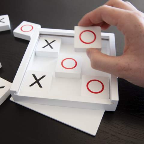 Nehmen Sie dieses 9-teilige Tic Tac Toe-Spiel mit, wohin Sie auch gehen, um klassische Unterhaltung zu genießen! In der weißen Holzdeckelbox können Sie das Spiel einfach verstauen. Hergestellt aus FSC®-zertifiziertem Holz. Wird in einer FSC®-zertifizierten Geschenkverpackung aus Kraftpapier geliefert.