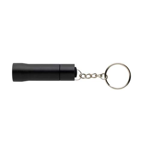Torche de poche à 3 LED fabriquée en aluminium recyclé RCS. Contenu recyclé total : 50 % sur la base du poids total de l'article. La certification RCS garantit une chaîne d'approvisionnement entièrement certifiée pour les matériaux recyclés. Avec 15 lumens qui permettent une autonomie de 6 heures avec un jeu de piles (incluses) Avec porte-clés. Distance du faisceau : 3 mètres. Emballée dans un emballage kraft FSC® mix.<br /><br />Lightsource: LED<br />LightsourceQty: 1<br />PVC free: true