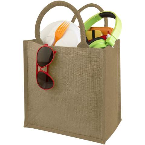 Le sac fourre-tout Chennai est le partenaire idéal pour les sorties au parc, à la plage ou à l'épicerie. Avec son matériau en jute, il constitue un choix durable. Le sac est doté d'un compartiment ouvert et d'un soufflet laminé, ce qui le rend idéal pour transporter des articles lourds. Les poignées en coton garantissent une bonne et confortable prise en main. De plus, la fermeture auto-agrippante assure que tous les effets personnels restent en sécurité. Fabriqué en Inde et certifié OEKO-Tex. Résistance jusqu'à un poids de 10 kg.