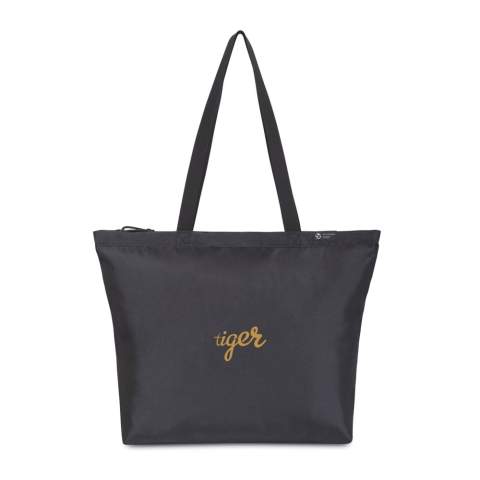 Sac tote classique, moderne et durable en utilisant du tissu recyclé et des sangles fabriquées à partir de bouteilles en plastique recyclées. Ouverture zippée vers le grand compartiment principal. Pochette intérieure pour ranger votre bouteille d'eau. Disponible des deux côtés de l'Atlantique. Cet article est également proposé par Gemline pour les clients des États-Unis et du Canada.<br /><br />PVC free: true