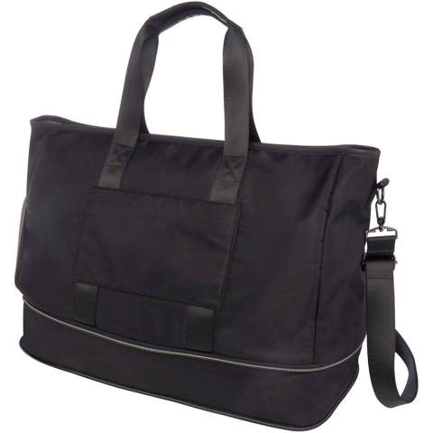 Le sac de voyage extensible Rhine se transforme sans effort et avec style en diverses occasions grâce à son design épuré et à sa polyvalence. Fabriqué avec du nylon recyclé de haute qualité certifié GRS, une doublure souple en RPET et des éléments en cuir PU de première qualité. Le sac de voyage comporte un compartiment principal spacieux avec une grande poche en TPU étanche, deux poches, un compartiment dédié aux chaussures, une poche cachée sécurisée au dos (faisant office de sangle de trolley), et des bretelles détachables qui peuvent être ajustées pour un confort maximal. Ce qui distingue vraiment ce sac de voyage, c'est sa couche extensible, qui peut atteindre une capacité de 42 litres. Capacité : 35-42 litres. Capacité de charge maximale de 20 kg. Sans PVC.