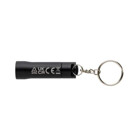 Torche de poche à 3 LED fabriquée en aluminium recyclé RCS. Contenu recyclé total : 50 % sur la base du poids total de l'article. La certification RCS garantit une chaîne d'approvisionnement entièrement certifiée pour les matériaux recyclés. Avec 15 lumens qui permettent une autonomie de 6 heures avec un jeu de piles (incluses) Avec porte-clés. Distance du faisceau : 3 mètres. Emballée dans un emballage kraft FSC® mix.<br /><br />Lightsource: LED<br />LightsourceQty: 1<br />PVC free: true