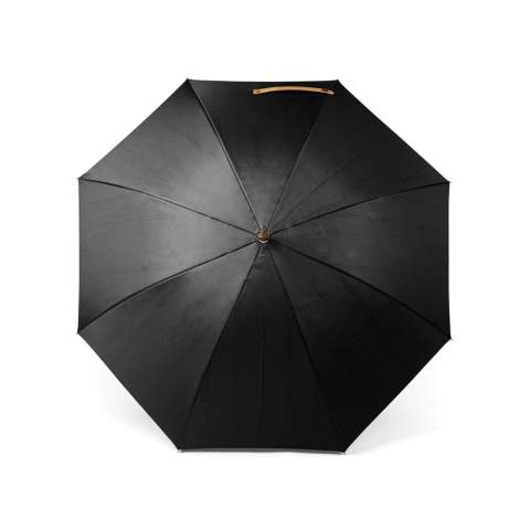 Parapluie classique et discret de 23 pouces. La toile double couche en PET recyclé 190T offre une protection suffisante contre la pluie, tandis que la magnifique doublure intérieure ajoute une touche d'élégance au design. Le parapluie est composé de baleines et d'une armature en fibre de verre, ce qui garantit sa durabilité et sa longévité. Le manche et la poignée du parapluie sont en bois composite, ce qui ajoute une touche de sophistication au design. Le parapluie est également doté de la technologie de traçage AWARE™, validant l'utilisation authentique de matériaux recyclés, soulignant notre engagement en faveur d'un approvisionnement responsable. Emballage kraft certifié FSC® inclus.<br /><br />UmbrellaMechanism: Ouvrir automatiquement, fermer manuellement