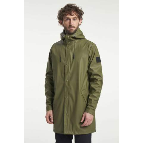 De Apelviken PU Raincoat heeft een klassiek ontwerp in een recht silhouet met zachte jerseystof aan de binnenkant. Deze jas heeft verstelbare manchetten en een split aan de achterkant die je volledige bewegingsvrijheid geeft. Het heeft een waterdichtheid van 5.000 mm, een comfortabele vaste capuchon en gesealde naden om je droog te houden.