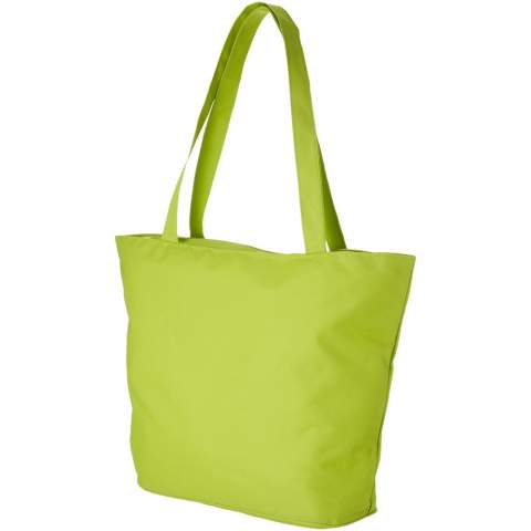 Que vous alliez à un événement, à la plage ou à l'épicerie, le sac fourre-tout à fermeture zippée Panama est le sac polyvalent idéal. Le sac est fabriqué en polyester 600D durable et comporte un compartiment principal à fermeture zippée pour protéger tous les articles du sac des influences extérieures. La petite poche zippée à l'intérieur du sac permet de ranger quelques petits objets, comme un stylo ou des clés. Grâce à ses poignées de 34 cm de long, le sac est facile à porter à l'épaule. Peut supporter jusqu'à 10 kg.