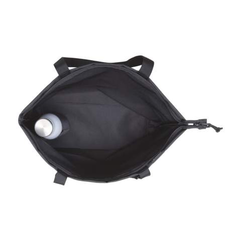 Sac tote classique, moderne et durable en utilisant du tissu recyclé et des sangles fabriquées à partir de bouteilles en plastique recyclées. Ouverture zippée vers le grand compartiment principal. Pochette intérieure pour ranger votre bouteille d'eau. Disponible des deux côtés de l'Atlantique. Cet article est également proposé par Gemline pour les clients des États-Unis et du Canada.<br /><br />PVC free: true