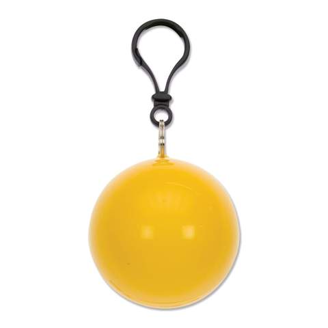 Porte-clés boule avec poncho. Toujours pratique il vous permet de vous abriter en cas de pluie.
