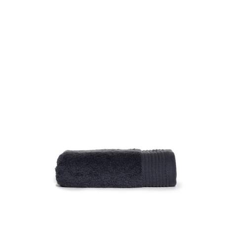 Das T1-DELUXE50 Deluxe Towel 50 Anthracite Luxushandtuch von 50 x 100 cm ist ideal im Badezimmer oder im Fitnessstudio.<br />Genießen Sie die Weichheit dank einer Stoffstärke von 550 g/m2.<br />Durch die gekämmte Baumwolle hat dieses Handtuch eine hohe Saugfähigkeit.<br />Für mehr Benutzerfreundlichkeit sorgt die praktische Aufhängeöse.<br />Wählen Sie aus den wunderschönen, von Lateinamerika inspirierten Farben.