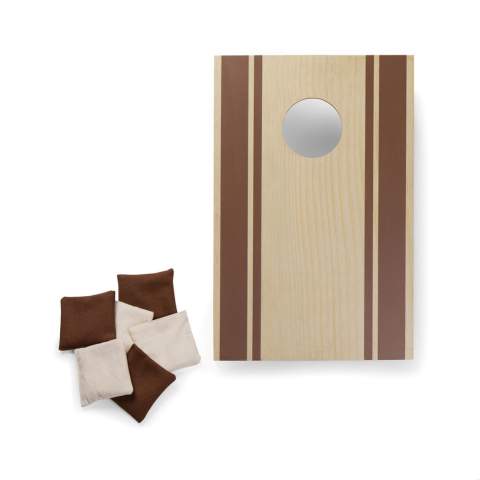 Profitez de ce jeu facile et amusant à l'extérieur ou à l'intérieur. Avec son design intemporel et ses tons terreux, ce jeu est parfait pour tous les âges. C'est le jeu idéal pour les personnes de tous âges. Jouez avec vos amis, votre famille ou même seul. Le jeu comprend un plateau fabriqué en MDF certifié FSC® et six sacs en toile à lancer. Le jeu est emballé dans un sac en toile avec un dos en filet, ce qui permet de l'emporter facilement. Une notice d'utilisation est incluse.