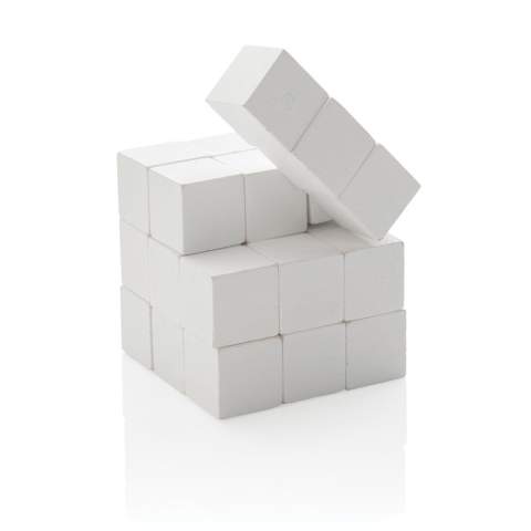 Daag jezelf uit met deze houten breinbreker! Deze mooie en intrigerende puzzel is gemaakt van in elkaar grijpende houten stukjes die een kubus vormen. Het losmaken van de kubus is eenvoudig, maar het weer in elkaar zetten is een ander verhaal! De puzzel is een genot om mee te spelen en zorgt voor een echte hersenkraker. De breinbreker wordt geleverd in een canvas etui voor eenvoudig opbergen. Gemaakt van FSC®-gecertificeerd hout. Wordt geleverd in FSC®-gecertificeerde kraft geschenkverpakking.
