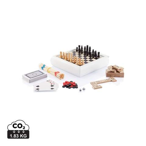 Spellenset inclusief mikado, stok kaarten, domino, schaak en backgammon, in witte houten doos met schaakbord op de deksel en backgammon op de bodem van de doos. Verpakt in luxe geschenkdoos.