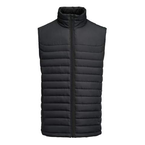 BESCHIKBAAR VANAF BEGIN NOVEMBER!<br />Maak kennis met de gewatteerde bodywarmer Arches. Ontworpen voor  comfort en functionaliteit en gemaakt uit gecertificeerd gerecycled polyester. Deze moderne bodywarmer  beschikt over verborgen zakken met ritssluitingen in de naden. Door de voor- en achterpas kan je het kledingstuk gemakkelijk personaliseren. De verstelbare zoom met een elastisch trekkoord zorgt voor aanpasbaar comfort. Bovendien is er een binnenzak met ritssluiting om je essentiële spullen veilig op te bergen. De jas heeft ook een PFAS-vrije waterafstotende finishing.<br />Ҩ Verpakt in een biobased, composteerbare zak en Oeko-Tex Standaard 100 gecertificeerd