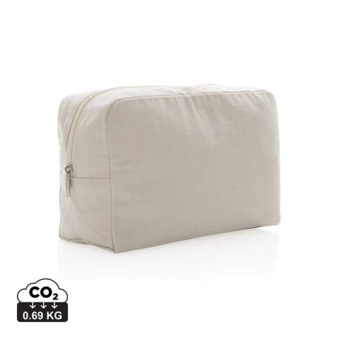 Trousse de toilette classique en toile 285 g/m² recyclée Impact AWARE™ pour tous vos essentiels. Gardez vos essentiels de beauté dans un seul compartiment spacieux. Avec le traceur AWARE™ qui valide l'utilisation authentique de matériaux recyclés. La toile recyclée est non teintée et utilisée à l'état brut, sans produits chimiques issus de la teinture ou du blanchiment. 2 % du produit de la vente de chaque produit Aware™ sera reversé à Water.org.<br /><br />PVC free: true