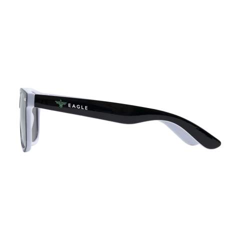 Striking sunglasses with mirrored lenses. Two colour come together in the frame, The colour of the glass matches perfectly with the colour in the frame. With UV 400 protection (according to European standards).