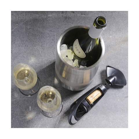 WoW! Doppelwandiger Weinkühler aus recyceltem Edelstahl. Dieser elegant gestaltete Kühler hält eine Flasche Wein oder Champagner auf der perfekten Temperatur. RCS-zertifiziert. Gesamtes recyceltes Material: 45%.  Edelstahl kann viele Male recycelt werden – die Qualität des Materials bleibt dabei weitgehend erhalten. Durch die Verwendung von recyceltem Edelstahl kommt eine geringere Menge an neuen Rohstoffen zum Einsatz. Das bedeutet weniger Energieverbrauch und weniger Wasserverbrauch. Wird einzeln in einem Kraftkarton geliefert.