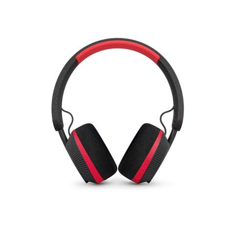 Deze Philips koptelefoon biedt innovatie, duurzaamheid en uitstekend geluid, ideaal voor milieubewuste gebruikers. Gemaakt van 35% gerecycled kunststof, past hij perfect in Philips' duurzaamheidsprogramma. De milieuvriendelijke verpakking bestaat uit gerecycled karton en is bedrukt met soja-inkt. 

Een geïntegreerde zonnecel is geproduceerd op 100% hernieuwbare energie, maakt opladen via zonlicht mogelijk. De koptelefoon levert indrukwekkend geluid met heldere tonen en diepe bassen, geïnspireerd op de Philips Fidelio-serie, en de AI-microfoon zorgt voor ruisvrije gesprekken.

Dankzij IP55-certificering is de koptelefoon water-, zweet- en stofbestendig. Het lichte ontwerp met ademende, wasbare oorkussens biedt comfort, zelfs tijdens intensieve activiteiten. De batterij gaat tot 28 uur mee, met 7 uur op één lading en 21 uur extra via de oplaadetui. Na slechts 5 minuten opladen heb je alweer een uur luisterplezier, en volledig opladen duurt slechts 2 uur via USB-C.

Bluetooth 5.3-technologie met multipoint-verbinding maakt het mogelijk om twee apparaten tegelijk te koppelen, ideaal voor zowel sport als dagelijks gebruik.