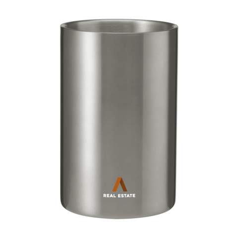 WoW! Doppelwandiger Weinkühler aus recyceltem Edelstahl. Dieser elegant gestaltete Kühler hält eine Flasche Wein oder Champagner auf der perfekten Temperatur. RCS-zertifiziert. Gesamtes recyceltes Material: 45%.  Edelstahl kann viele Male recycelt werden – die Qualität des Materials bleibt dabei weitgehend erhalten. Durch die Verwendung von recyceltem Edelstahl kommt eine geringere Menge an neuen Rohstoffen zum Einsatz. Das bedeutet weniger Energieverbrauch und weniger Wasserverbrauch. Wird einzeln in einem Kraftkarton geliefert.