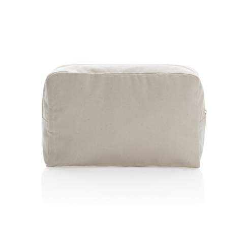Trousse de toilette classique en toile 285 g/m² recyclée Impact AWARE™ pour tous vos essentiels. Gardez vos essentiels de beauté dans un seul compartiment spacieux. Avec le traceur AWARE™ qui valide l'utilisation authentique de matériaux recyclés. La toile recyclée est non teintée et utilisée à l'état brut, sans produits chimiques issus de la teinture ou du blanchiment. 2 % du produit de la vente de chaque produit Aware™ sera reversé à Water.org.<br /><br />PVC free: true