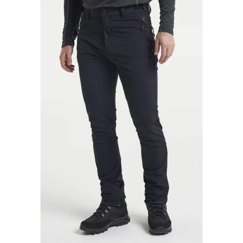 Duurzame en stijlvolle, sneldrogende stretchbroek voor buiten die perfect is voor je dagelijks leven, maar ook voor buitenavonturen met familie en vrienden. De taille is verstelbaar voor een geweldige pasvorm. De twee voorzakken zijn voorzien van ritssluitingen om je telefoon, portemonnee en sleutels veilig te houden. Aan de achterkant bevinden zich twee extra zakken voor extra opbergruimte. Deze broek is gemaakt van een lichtgewicht stof die zelfs in de kleinste tas past, perfect voor lange wandelingen als het weer wisselvallig lijkt. Wordt geleverd met een PFC-vrije waterafstotende afwerking.