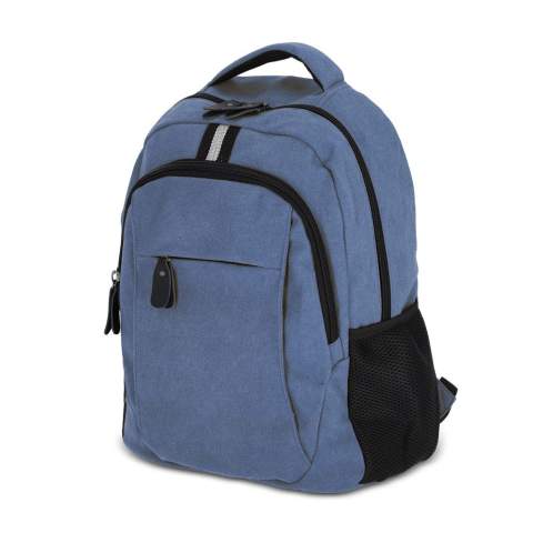 Stilvoller Rucksack aus recyceltem Baumwoll-Canvas. Mit 100 % recyceltem, reflektierendem Gurtband, luxuriösen Reißverschlüssen und Griffen sowie einem Futter aus 100 % recyceltem Polyester. Mit gepolstertem Rücken, Haltegriff, verstellbaren Schultergurten, 2 Seitentaschen für Flaschen oder einen Regenschirm, Fronttasche und Laptop-Innenfach.