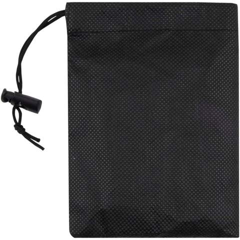 De Lucas RPET-sporthanddoek is gemaakt van 100% gerecycled polyester en biedt een zacht en absorberend oppervlak, ideaal voor trainingen of buitenactiviteiten. Met een gewicht van 140 g/m² is er een balans tussen duurzaamheid en lichtgewicht comfort. De handdoek is voorzien van een praktische kunststof koord waarmee je zowel de handdoek als het opbergzakje kunt vastzetten. Zo kun je de handdoek gemakkelijk meenemen en opbergen. Geleverd met een non-woven zakje (11 x 15,5 cm), dat ook gemaakt is van 100% gerecycled polyester. Handdoekformaat: 30 x 80 cm.
